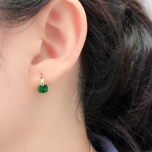 Orecchini a cerchio in argento s925 dorato con zircone verde quadrato sul modello