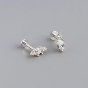 Dettaglio macro del piercing in argento 925 con opale bianca e pietre in zirconia