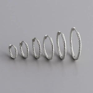 Vue macro de créoles torsadées en argent sterling S925 déclinées en six tailles variées