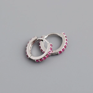 Détail de créoles en argent s925 avec serti micro-pavé de zircons cubiques rouge rose