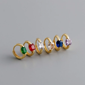 Dettaglio di sei paia di orecchini huggie in argento S925 dorato con zirconi quadrati