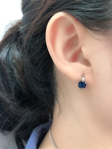 Dettaglio dell'orecchino in argento s925 con zircone blu a cuscino indossato