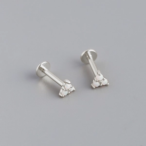 Dettaglio del piercing labret in argento 925 con opale e design a triangolo a tre sfere