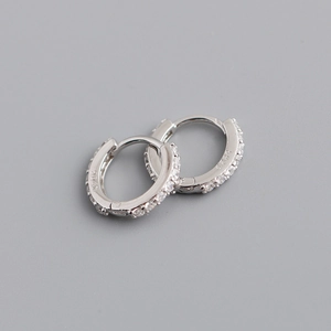 Détail des créoles en argent sterling S925 avec pavé de zircons cubiques transparents