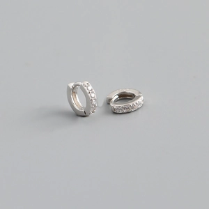 Detail van S925 sterling zilveren huggie oorbellen met zirkonia pavé-zetting