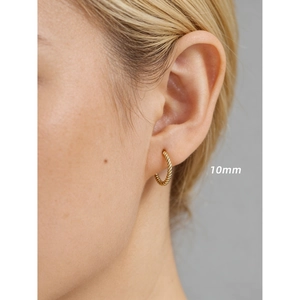 Créole torsadée en argent 925 doré de 10mm présentée sur l'oreille d'un modèle