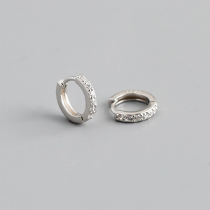 Detail van S925 sterling zilveren oorringen met ronde zirkonia in een verfijnde zetkast