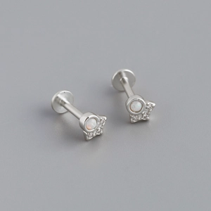 Dettaglio di orecchini a stella in argento 925 con opale bianco e zirconi brillanti