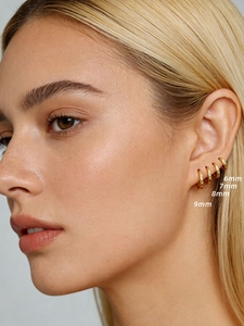 Détail de boucles d'oreilles créoles en argent s925 doré, tailles de 6mm à 9mm