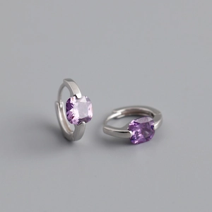 Macro di orecchini a cerchio in argento con zircone viola quadrato e montatura a quattro griffe