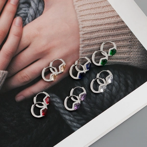 Set di orecchini a cerchio in argento 925 con sei zirconi colorati taglio marquise
