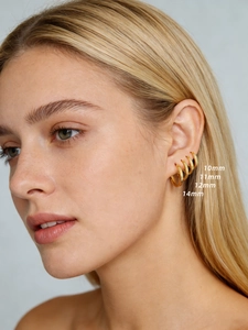 Détail de boucles d'oreilles créoles S925 de 10mm à 14mm portées en cascade