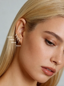 Vue de 4 bagues d'oreille en argent de tailles 6mm, 7mm, 8mm et 9mm sur l'oreille