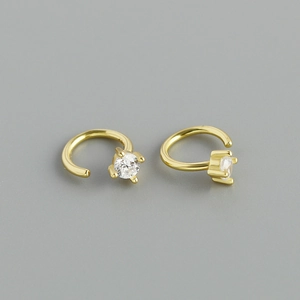 Makroansicht goldener 925er Silber-Ohrringe mit vierzackig gefassten weißen Zirkonias