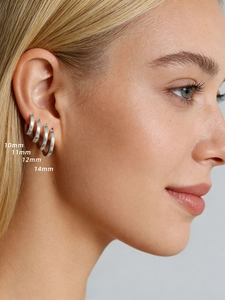 Ensemble de créoles en argent S925 poli de 10mm à 14mm sur un mannequin femme