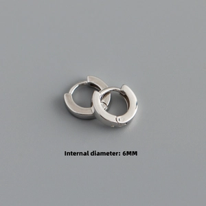 Gros plan d'une boucle d'oreille en argent S925 indiquant un diamètre interne de 6 mm