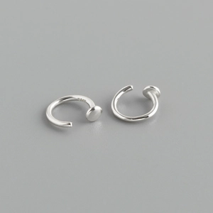 Nahaufnahme der S925 Sterlingsilber-Punze auf der Innenseite der minimalistischen C-Creolen