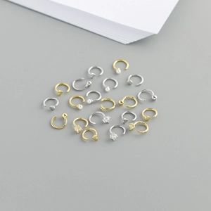 Makroaufnahme von 925 Sterling Silber Creolen mit diversen Gold- und Silberbeschichtungen