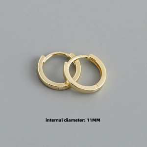 Vue détaillée des boucles d'oreilles créoles dorées de 11 mm au design poli épuré