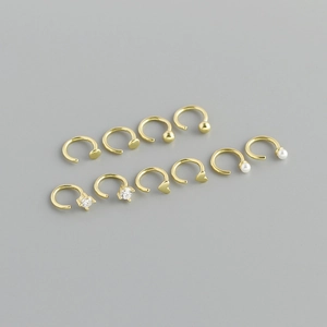 Detailansicht der 925er Silber Ohrhaken mit goldenen Anhängern und Zirkonia Verzierungen