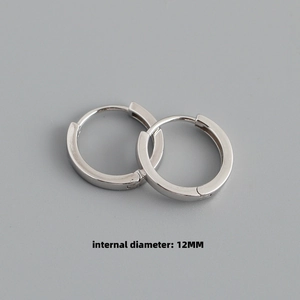 Détail de boucles d'oreilles créoles polies en argent, diamètre intérieur de 12 mm