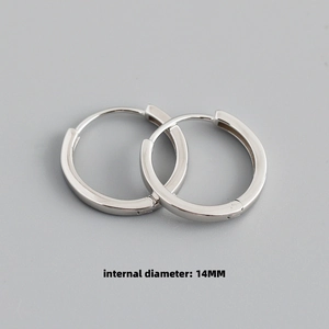 Détail montrant le diamètre intérieur de 14MM des boucles d'oreilles créoles en argent S925