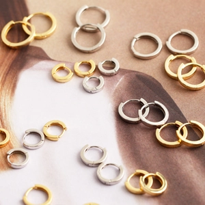 Détail de boucles d'oreilles créoles en argent 925 doré et argenté de tailles variées