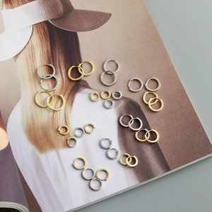 Détail des boucles d'oreilles créoles en argent S925 de différentes tailles et couleurs