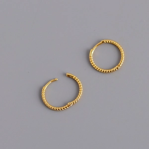 Pendientes de aro de plata S925 dorada con diseño de cuerda trenzada y cierre