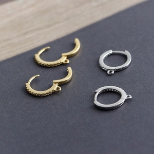 Détail de créoles DIY en argent sterling S925 serties de pierres en oxyde de zirconium
