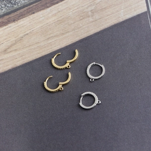 Détail de créoles en argent sterling S925 avec zircons incrustés et boucles pour DIY