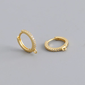 Vue détaillée de créoles en argent S925 doré avec incrustation de zircons et anneau DIY