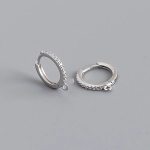 Détail macro de créoles en argent 925 avec zircons pavés et petits anneaux pour le bricolage