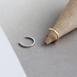 Minimalist S925 silver ear cuffs in gold and silver finish, non-piercing C-shaped design