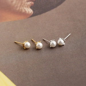 Makroaufnahme minimalistischer S925 Sterling Silber Perlenohrstecker in Gold und Silber