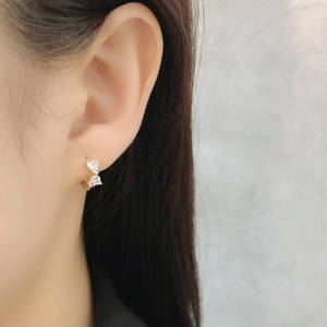 Boucles d'oreilles nœud en argent S925 avec zircons en forme de cœur sur mannequin