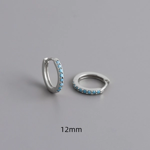 Detail van 12mm S925 sterling zilveren huggie oorbellen met turquoise zirkonia