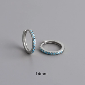 Detail van 14mm S925 sterling zilveren oorringen met turkooisblauwe zirkoon