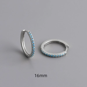 Detail van 16mm S925 zilveren oorringen met turquoise stenen in kanaalzetting