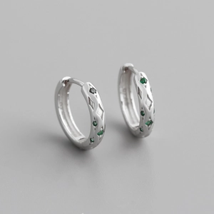 Detail van S925 sterling zilveren oorringen met ruitvormig ontwerp en groene zirkoonstenen