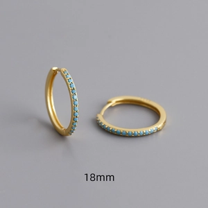 Detail van 18mm vergulde oorringen met ingelegde turquoise kralen en een kliksluiting