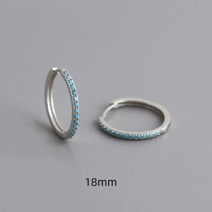 Detailweergave van 18mm S925 sterling zilveren oorringen met hemelsblauwe zirkoon inleg