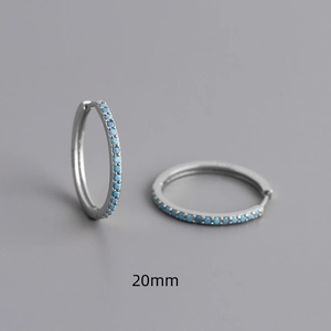 Detail van 20mm 925 sterling zilveren oorringen ingelegd met turquoise steentjes