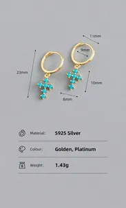 Vue détaillée des boucles d'oreilles en argent S925 avec dimensions du pendentif croix serti