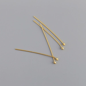 Vue détaillée de quatre clous à tête ronde dorés pour la création de bijoux DIY fins