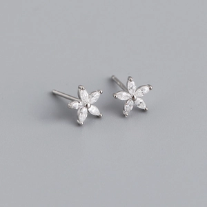 Dettaglio orecchini a lobo a fiore in argento S925 con zirconi a taglio marquise