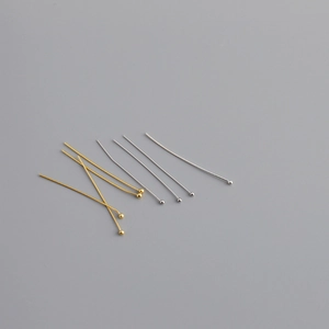 Gros plan de tiges à tête boule en argent sterling S925 or et argent pour bijoux DIY