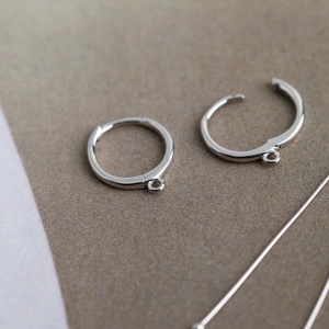 Vue macro des dormeuses en argent sterling S925 avec boucles pour pendentifs