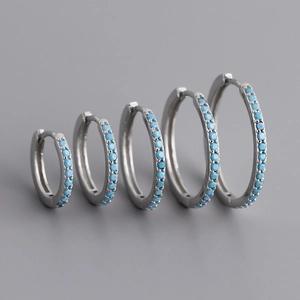 Set van vijf S925 sterling zilveren oorringen met turquoise stenen in verschillende maten