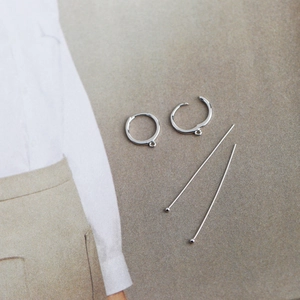 Crochets et tiges en argent sterling S925 pour bijoux DIY sur un fond élégant et professionnel